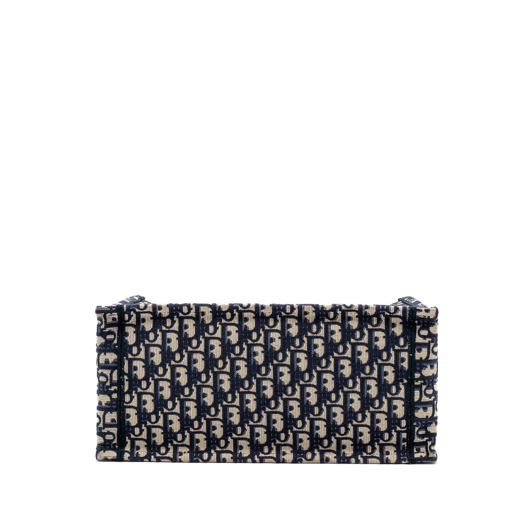 dior-medium-book-tote-blue-dior-oblique-embroidery-1