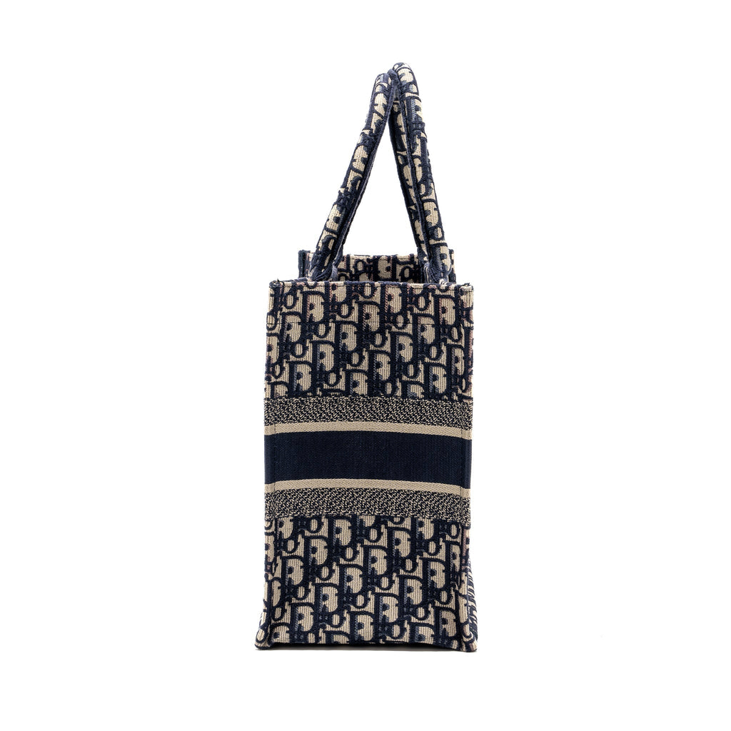 dior-medium-book-tote-blue-dior-oblique-embroidery-1