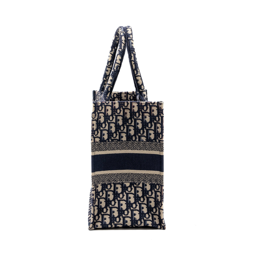 dior-medium-book-tote-blue-dior-oblique-embroidery-1