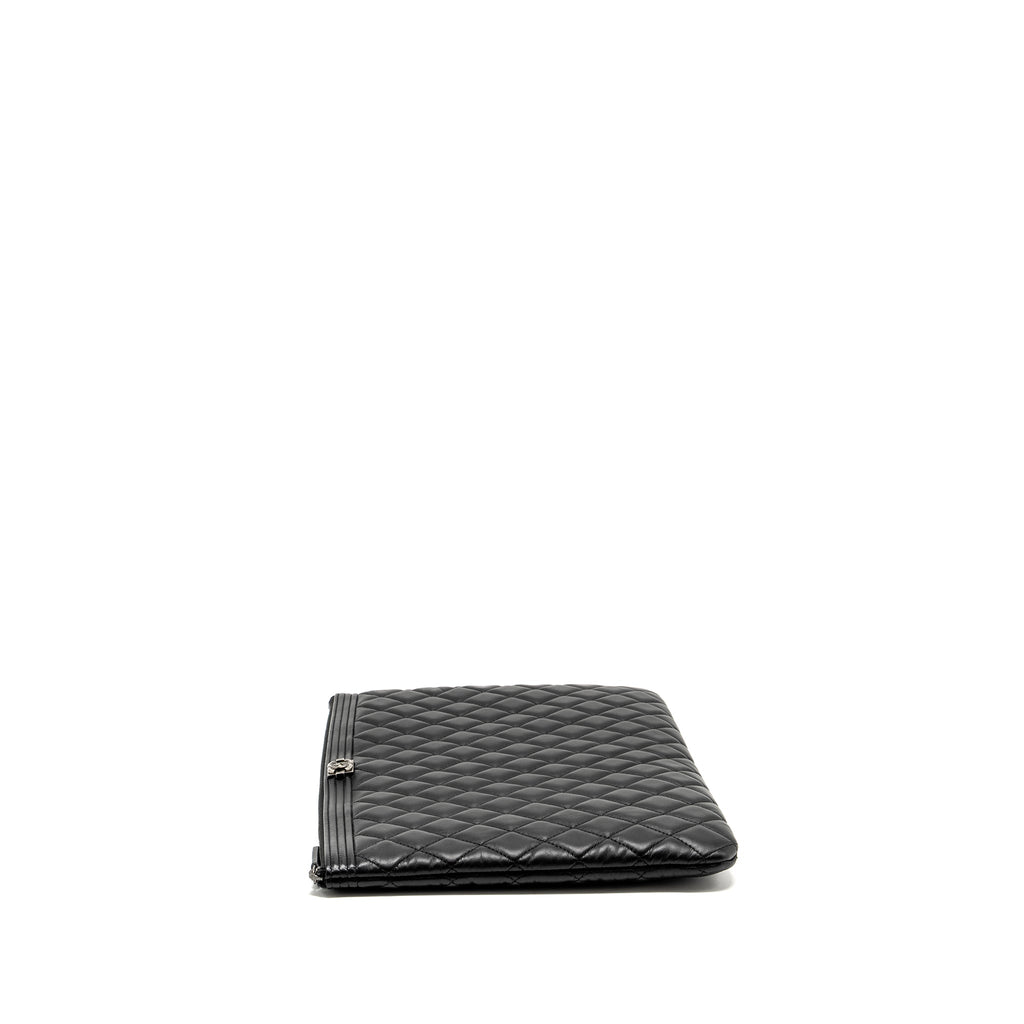 chanel-boy-pouch-lambskin-black-ruthenium-hardware