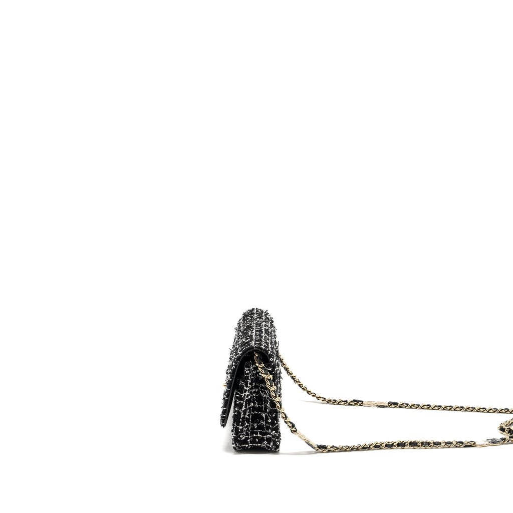 chanel-24p-detail-chains-wallet-on-chain-tweed-sequins-black-white-lghwmicrochip