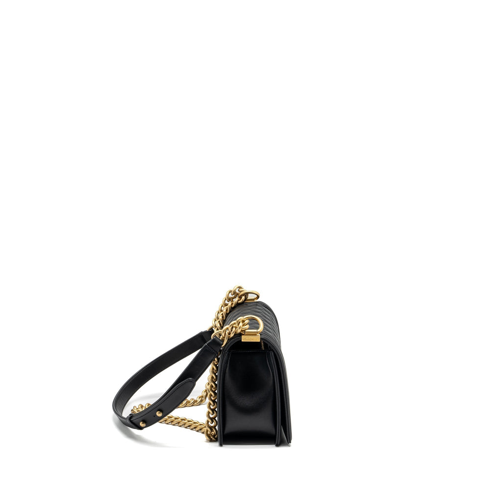 chanel-medium-boy-bag-smooth-calfskin-black-ghwmicrochip