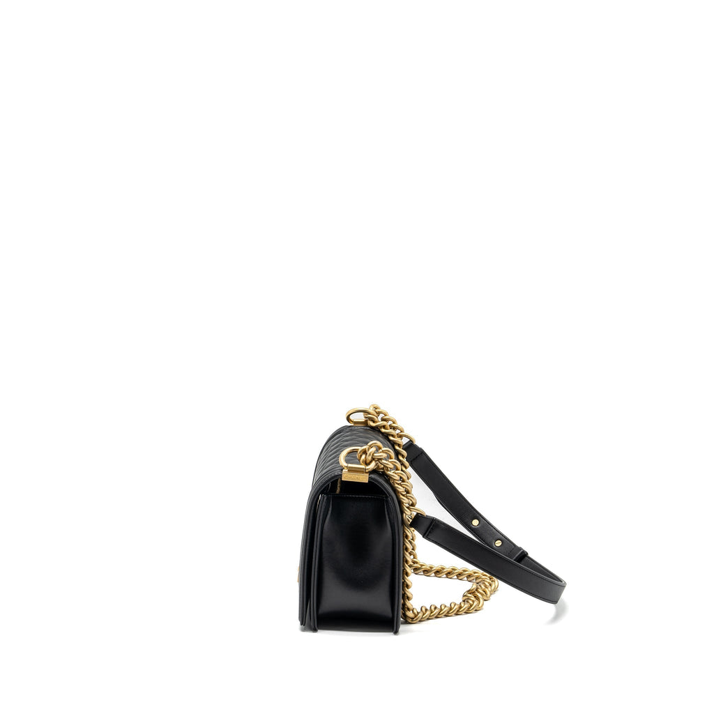 chanel-medium-boy-bag-smooth-calfskin-black-ghwmicrochip
