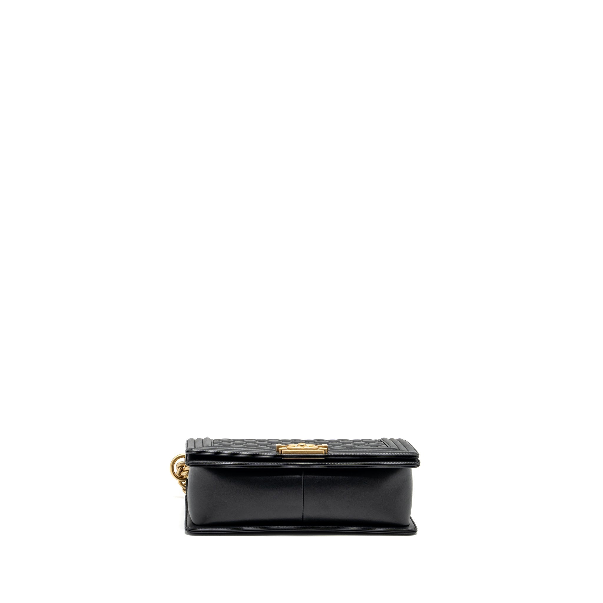 chanel-medium-boy-bag-smooth-calfskin-black-ghwmicrochip
