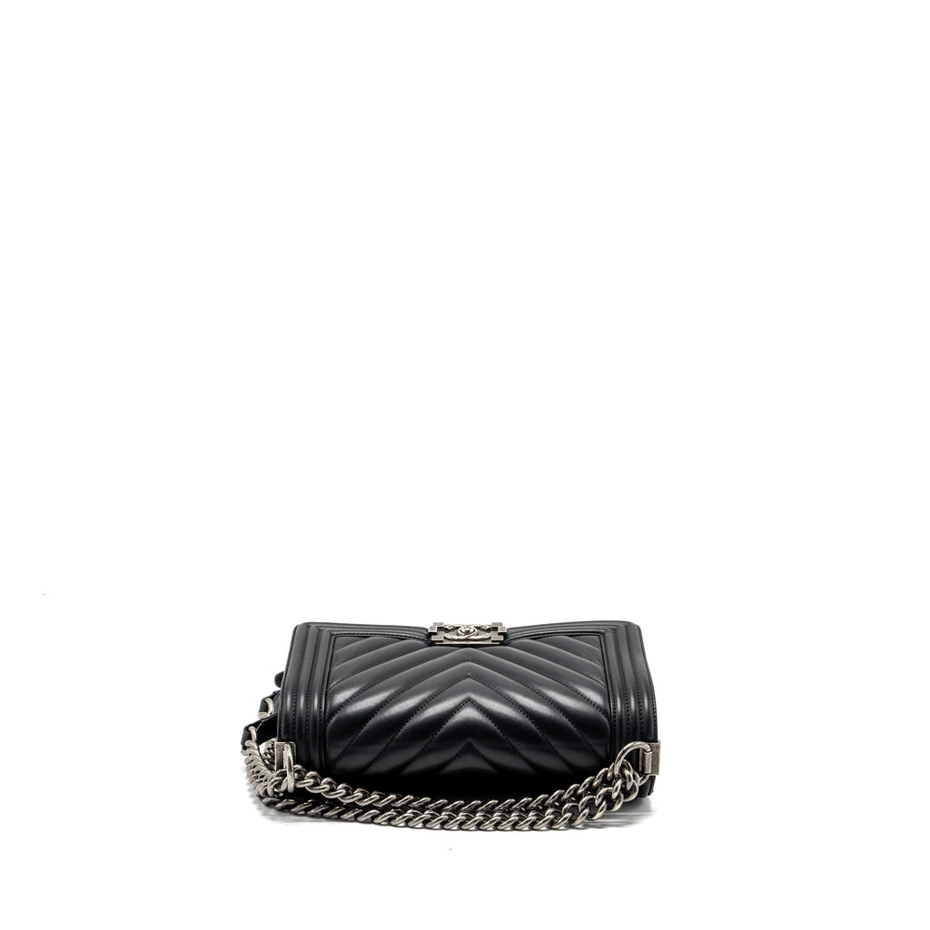 chanel-medium-chevron-boy-bag-lambskin-black-ruthenium-hardware