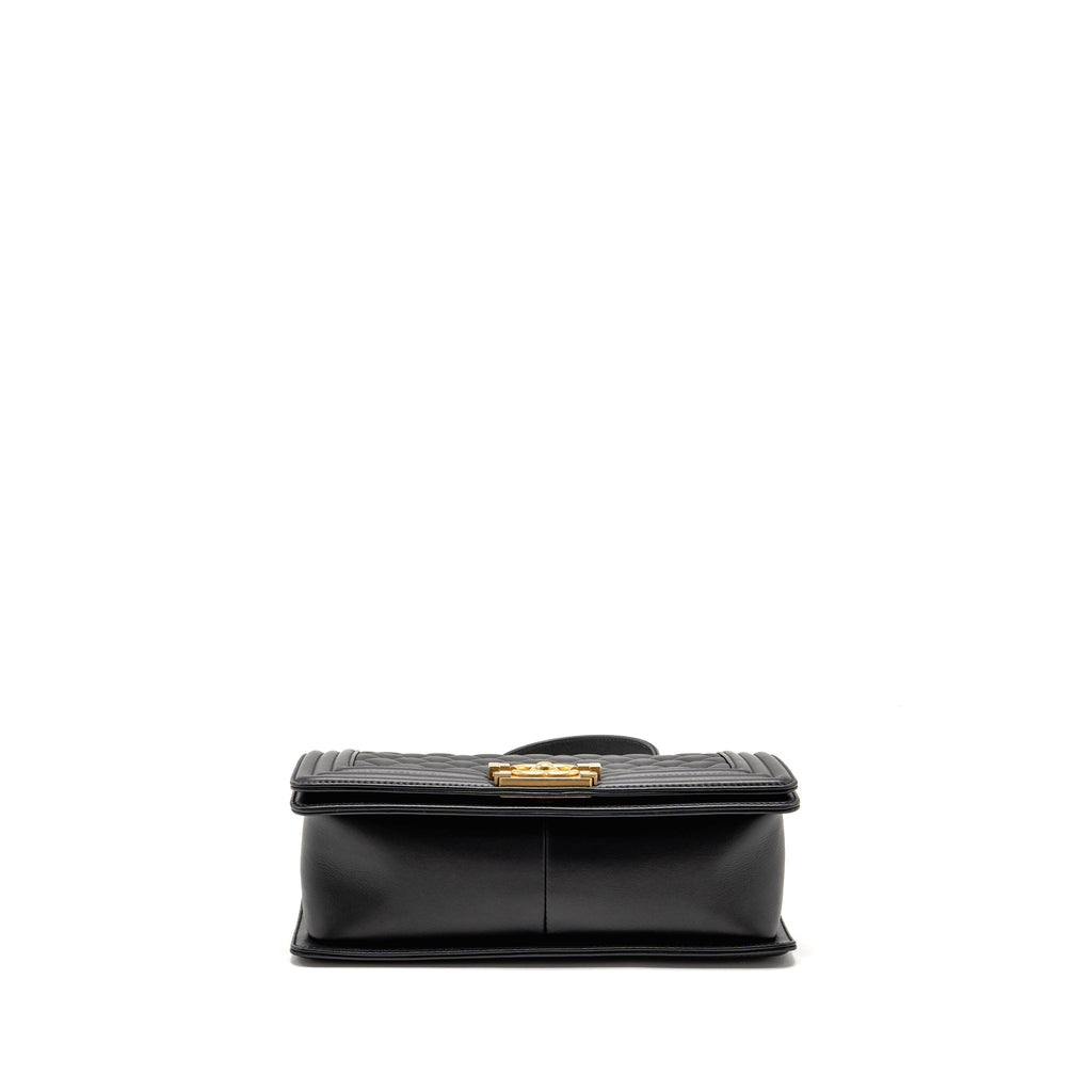 chanel-medium-boy-bag-calfskin-black-ghwmicrochip