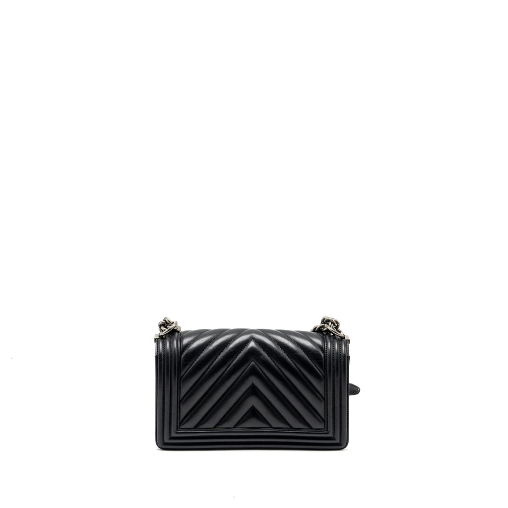 chanel-medium-chevron-boy-bag-lambskin-black-ruthenium-hardware