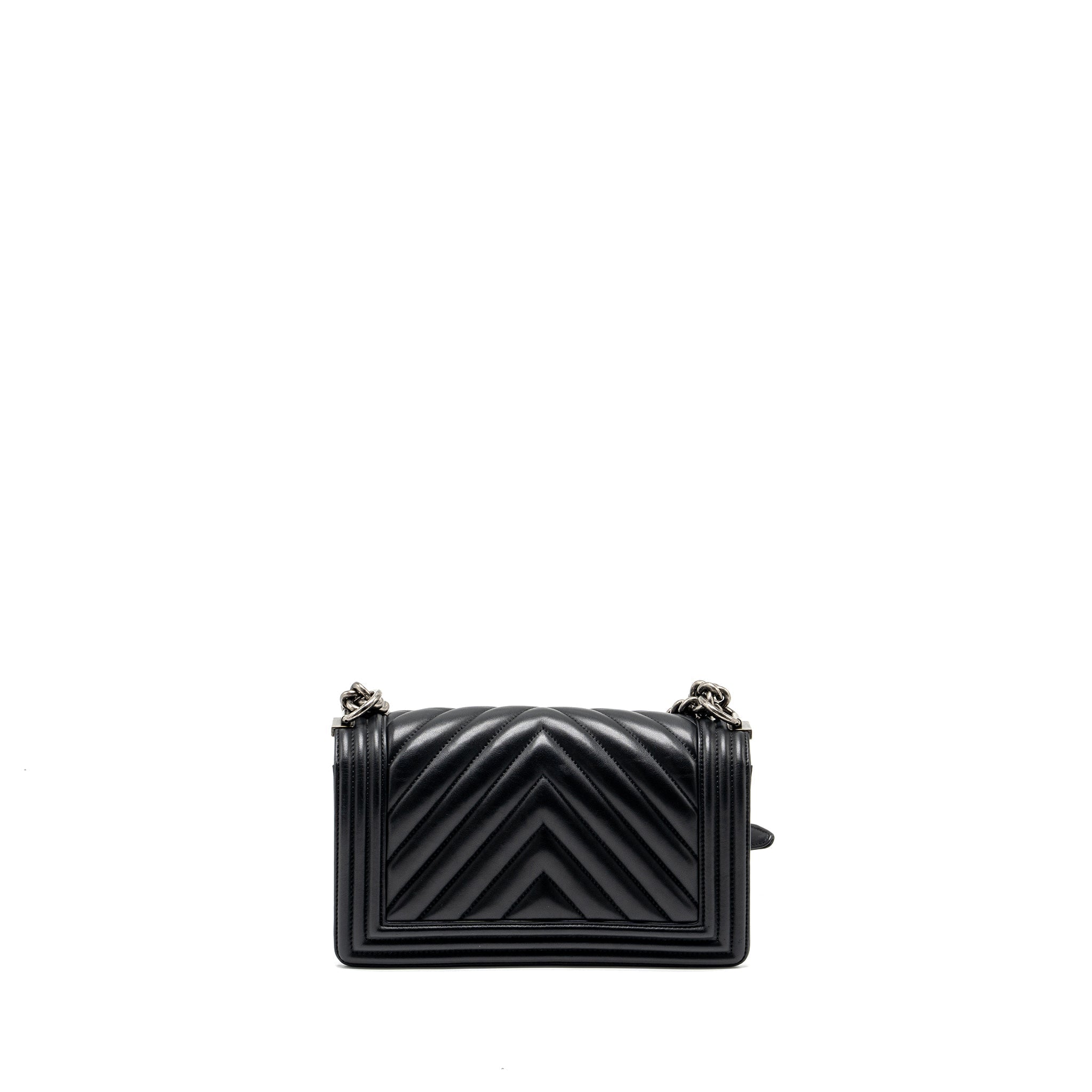 chanel-medium-chevron-boy-bag-lambskin-black-ruthenium-hardware