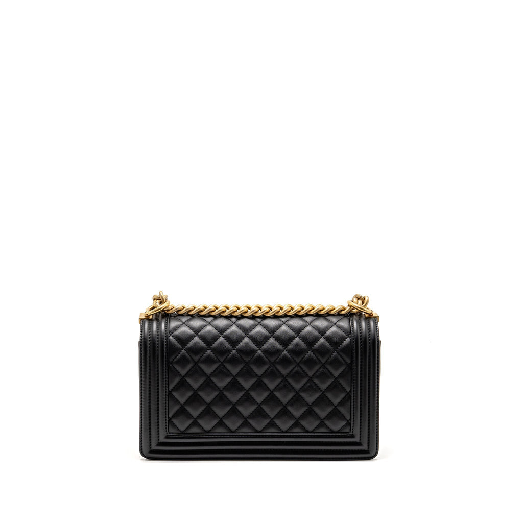 chanel-medium-boy-bag-calfskin-black-ghwmicrochip