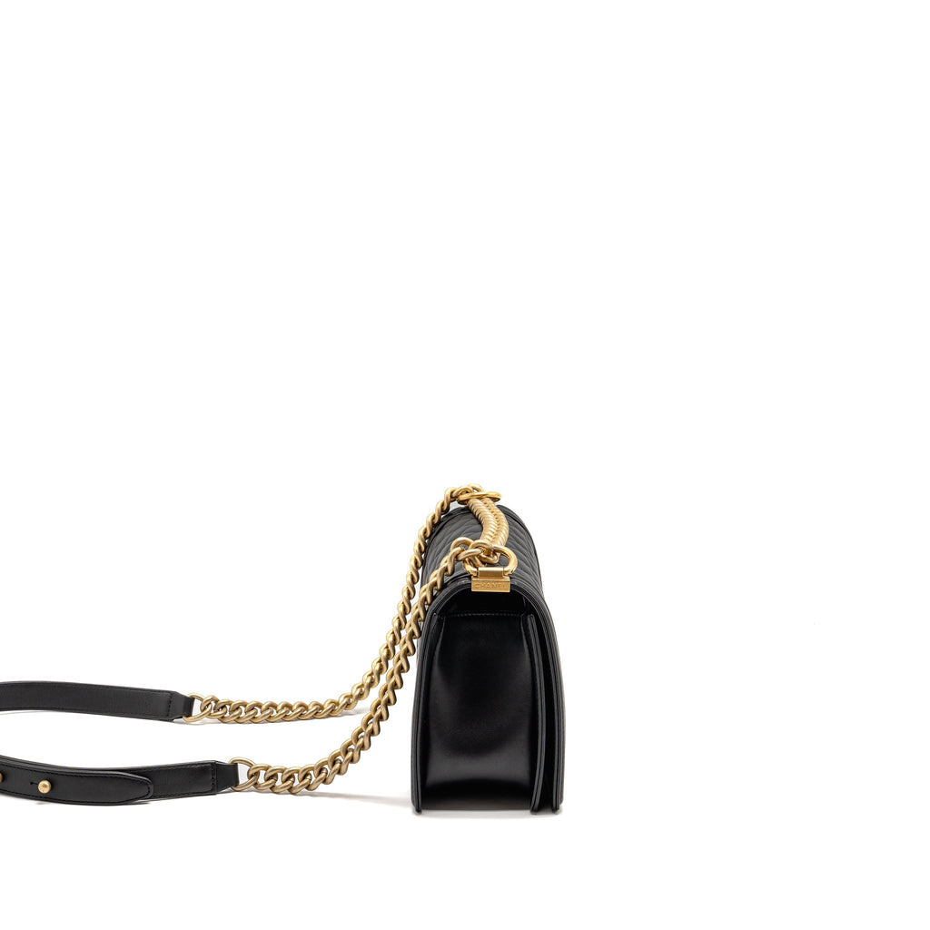 chanel-medium-boy-bag-calfskin-black-ghwmicrochip