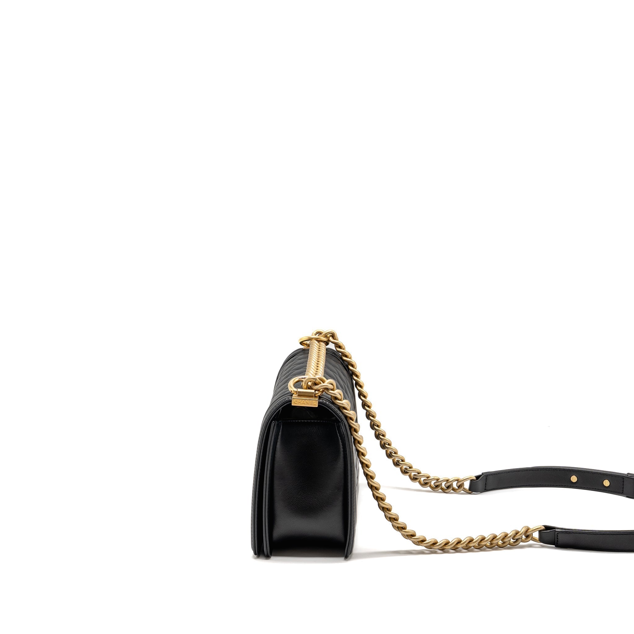 chanel-medium-boy-bag-calfskin-black-ghwmicrochip