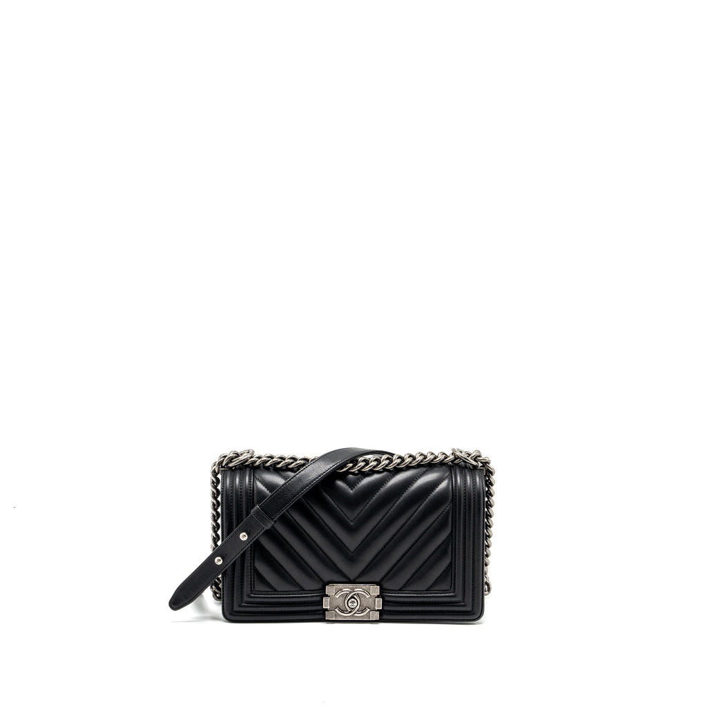chanel-medium-chevron-boy-bag-lambskin-black-ruthenium-hardware