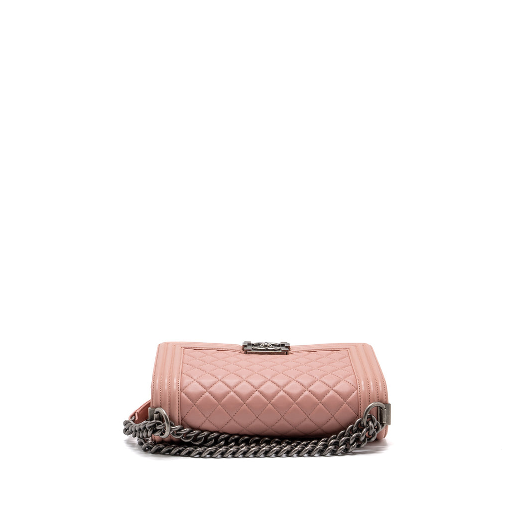 chanel-medium-boy-bag-lambskin-light-pink-ruthenium-hardware