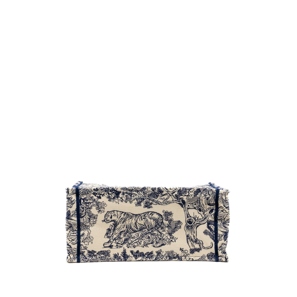 dior-medium-book-tote-toile-de-jouy-emboidery