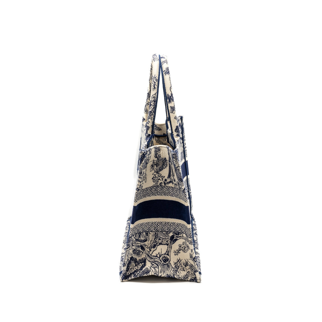 dior-medium-book-tote-toile-de-jouy-emboidery