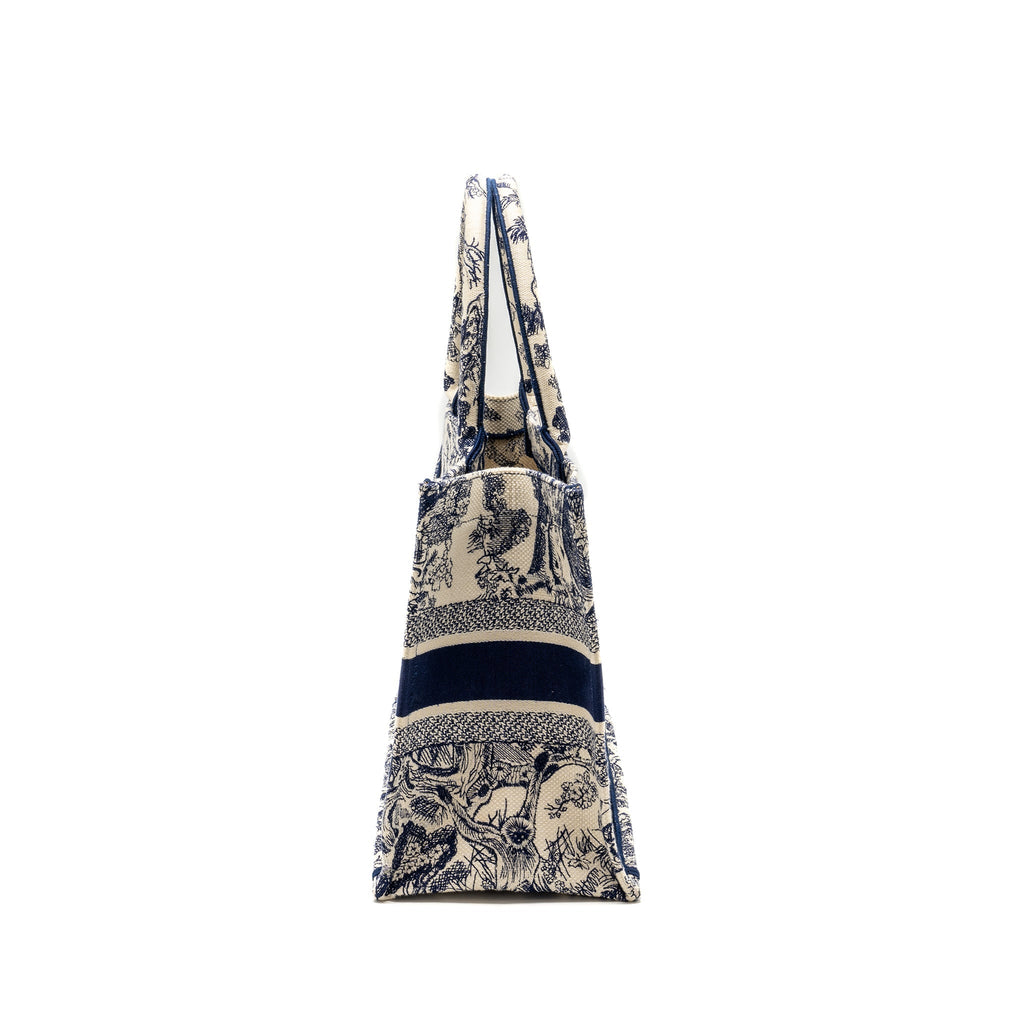 dior-medium-book-tote-toile-de-jouy-emboidery