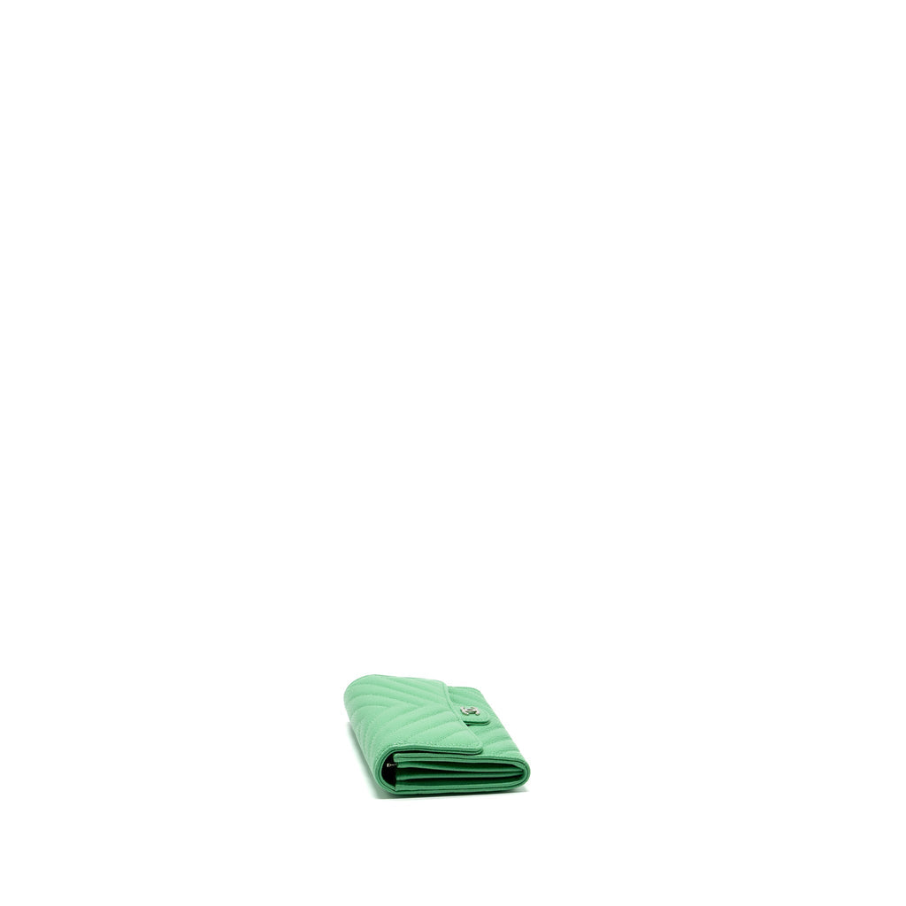 chanel-medium-chevron-quilted-classic-flap-wallet-caviar-green-shw