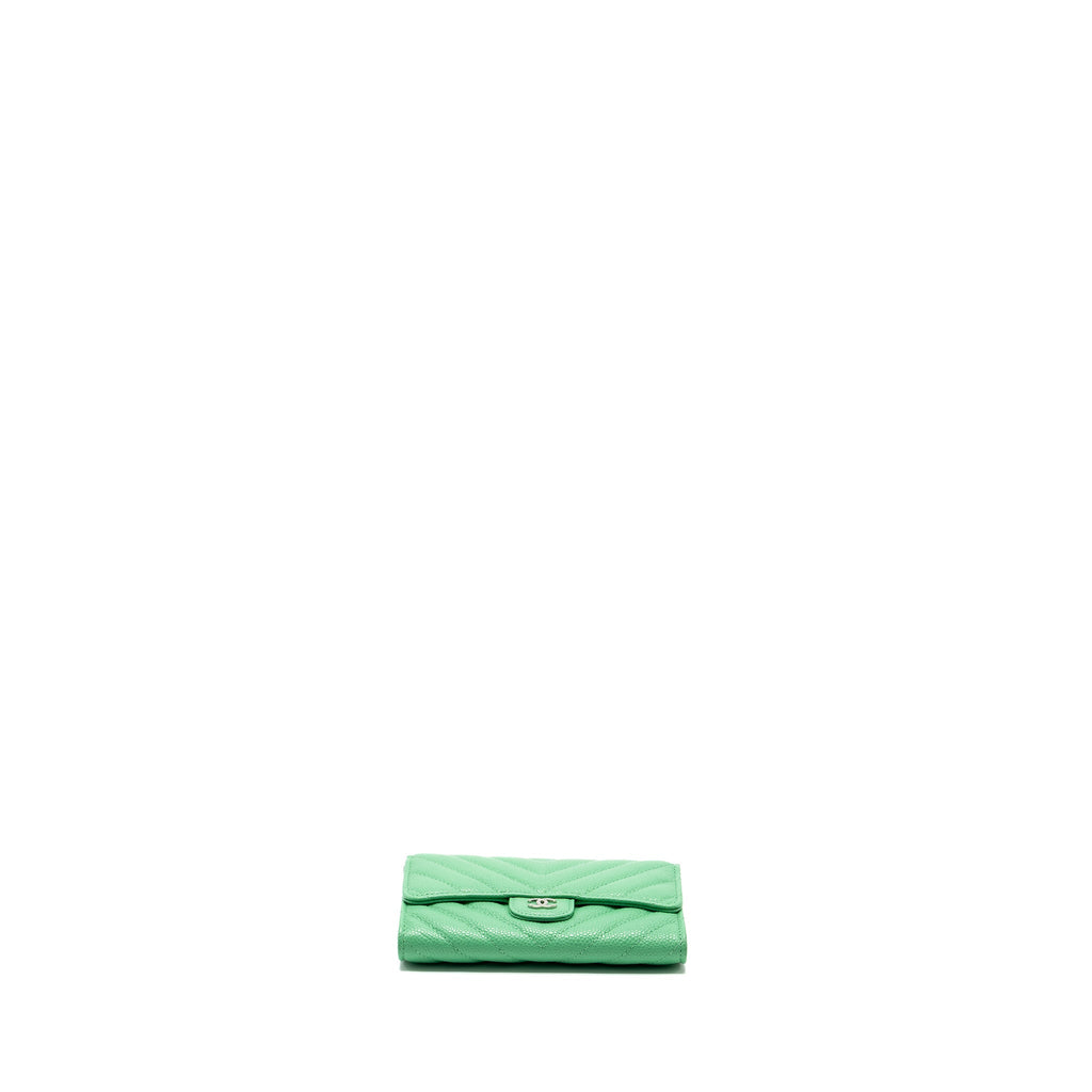 chanel-medium-chevron-quilted-classic-flap-wallet-caviar-green-shw