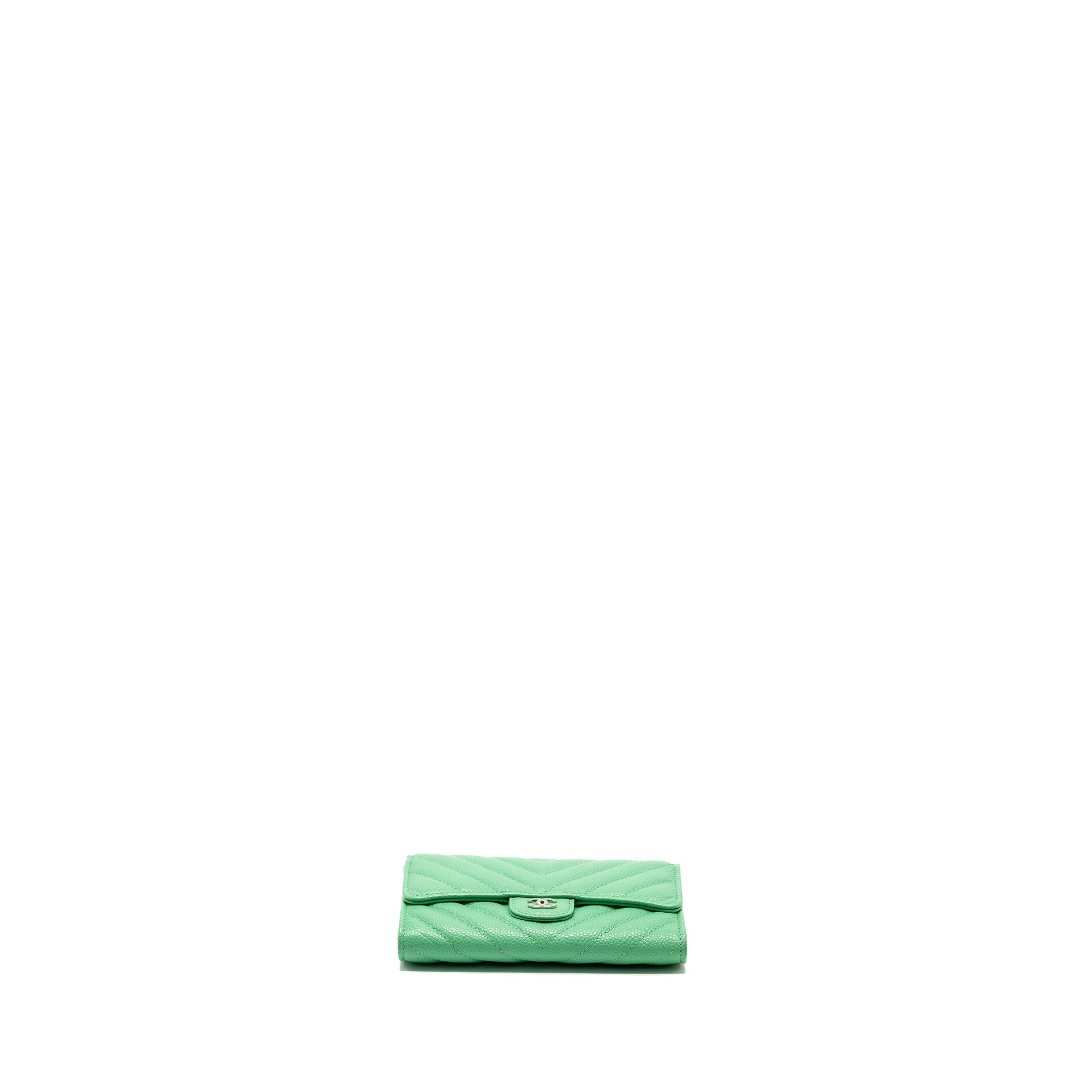 chanel-medium-chevron-quilted-classic-flap-wallet-caviar-green-shw