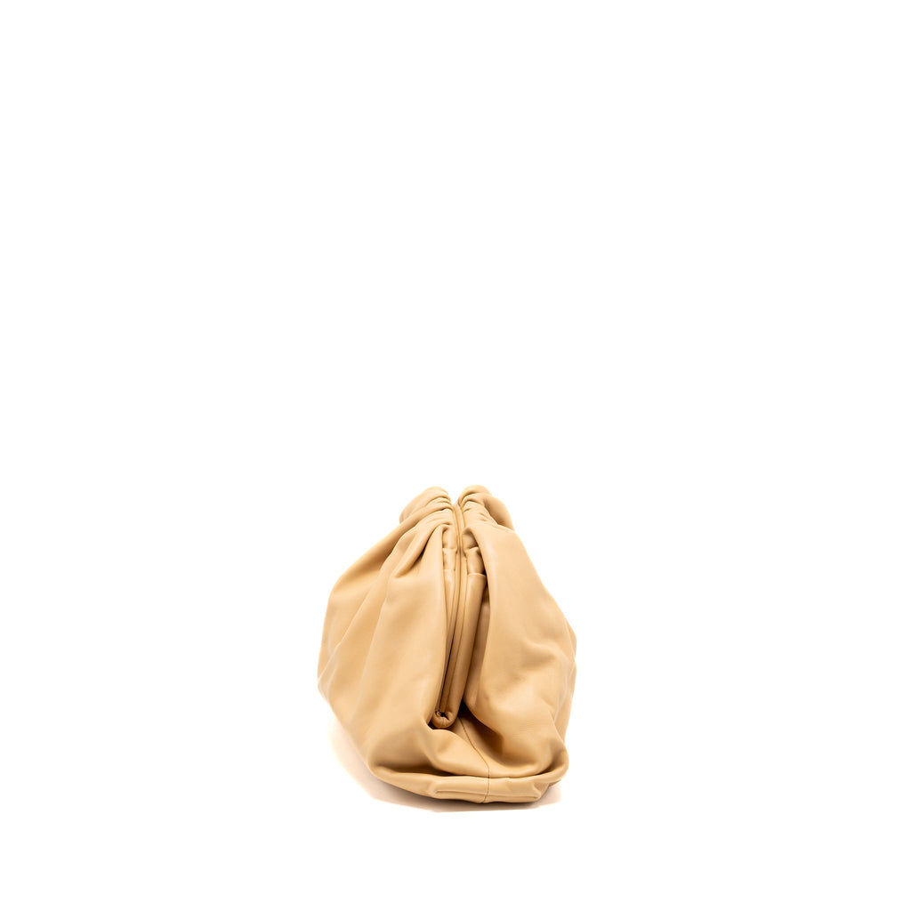 bottega-veneta-the-pouch-large-leather-clutch-beige