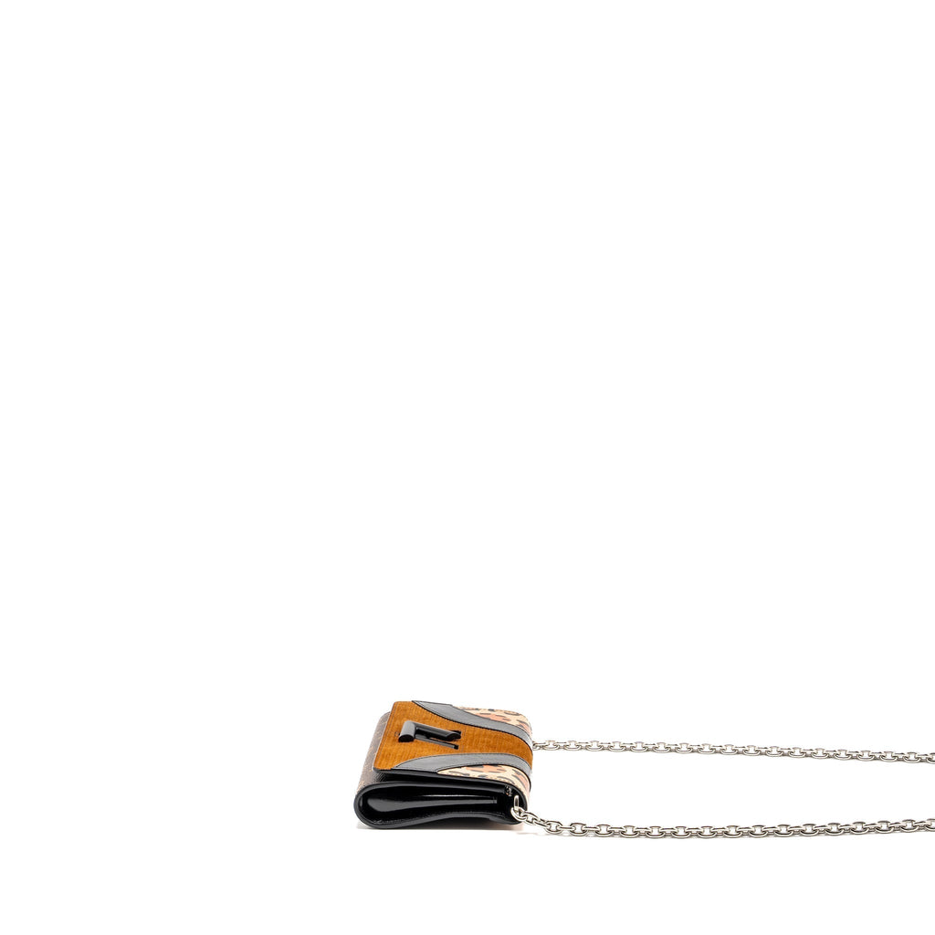 louis-vuitton-wild-at-heart-twist-wallet-on-chain-calfskin-monogram-canvas-multicololur-black-sliver-hardware