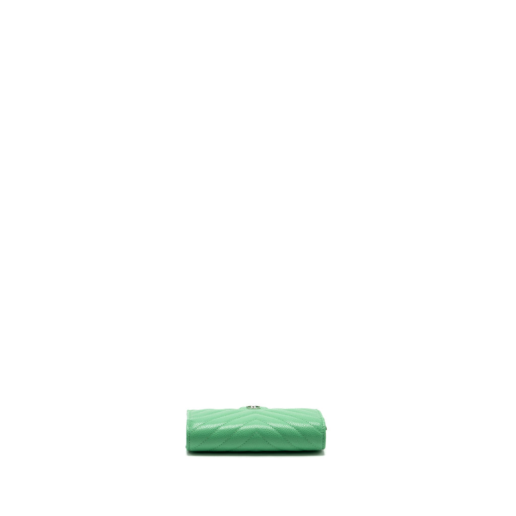 chanel-medium-chevron-quilted-classic-flap-wallet-caviar-green-shw