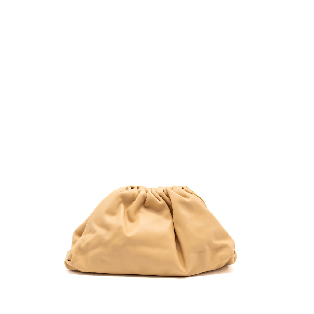 bottega-veneta-the-pouch-large-leather-clutch-beige