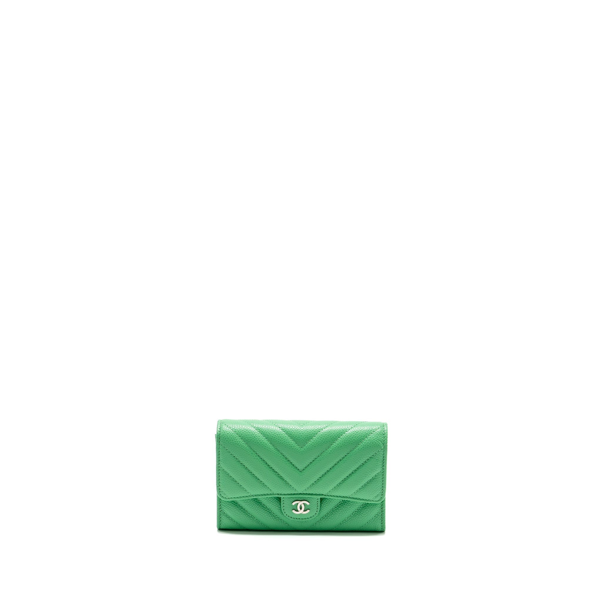chanel-medium-chevron-quilted-classic-flap-wallet-caviar-green-shw