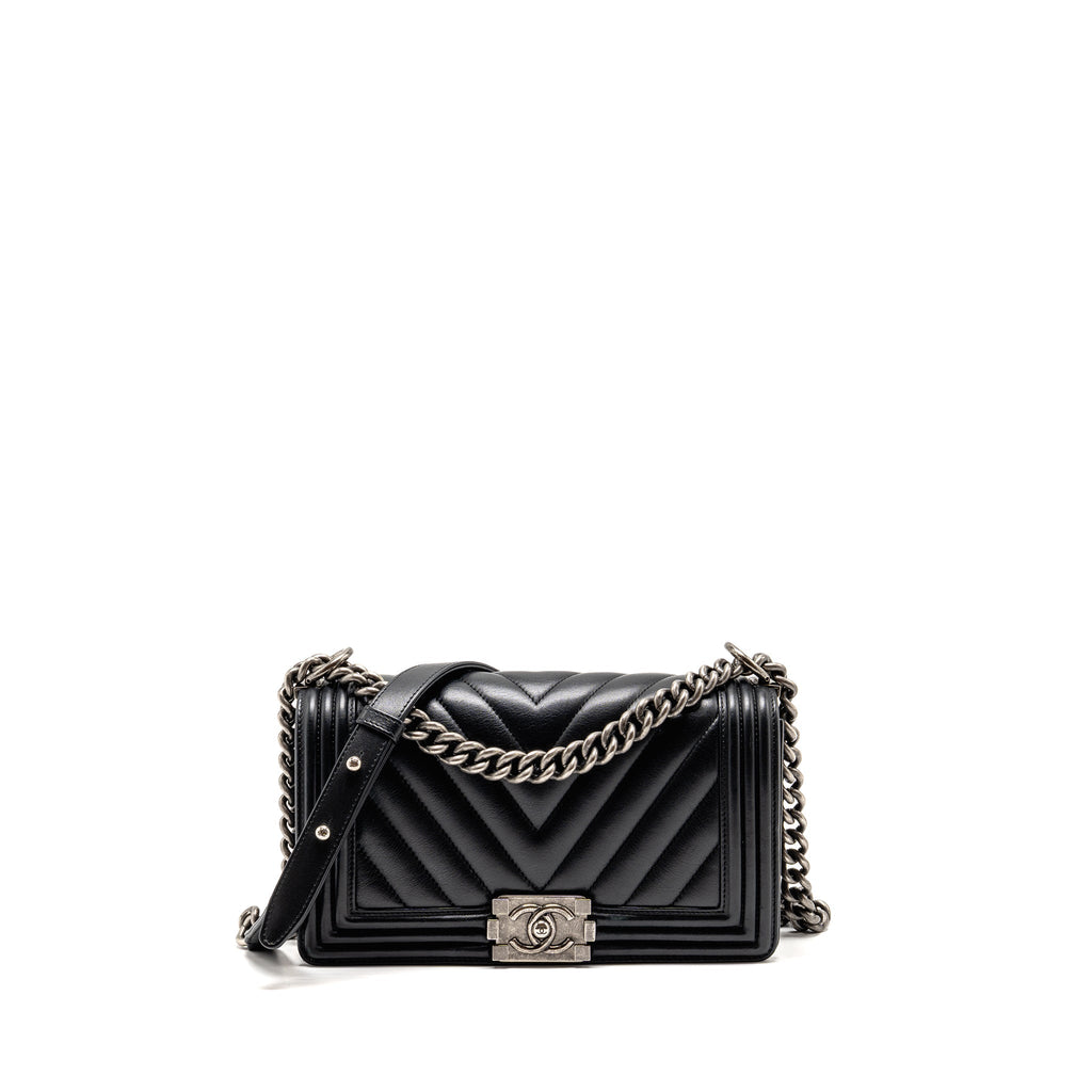 chanel-chevron-medium-bag-calfskin-black-ruthenium-shw