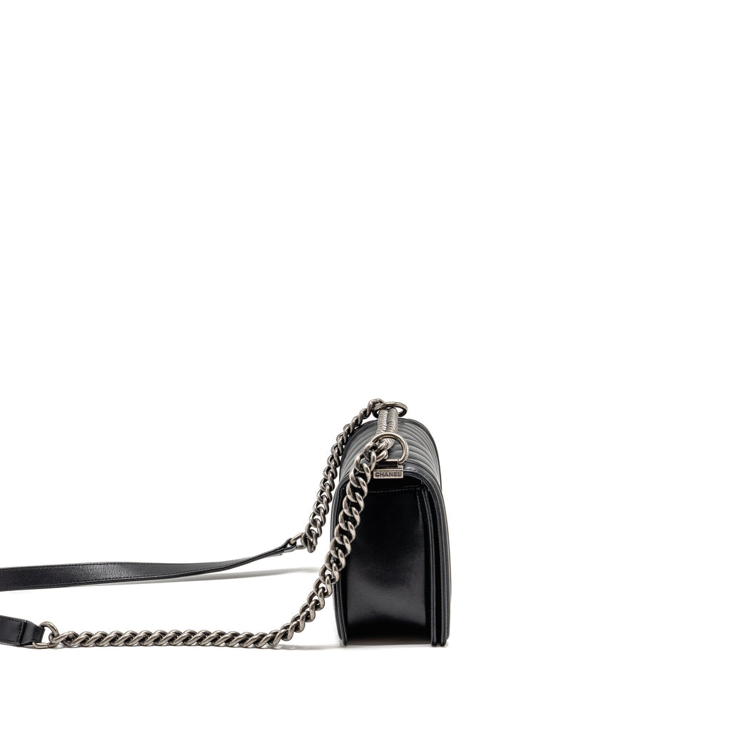 chanel-chevron-medium-bag-calfskin-black-ruthenium-shw