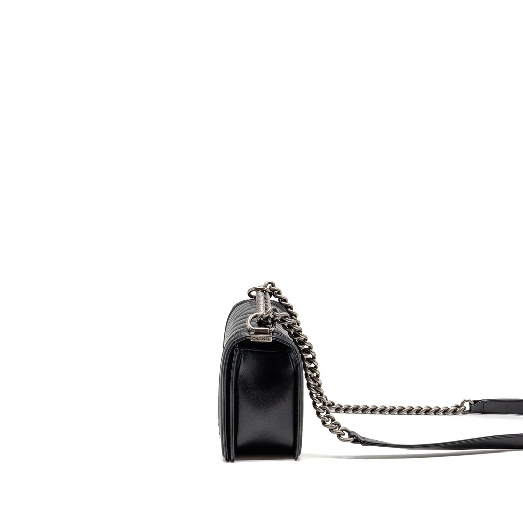 chanel-chevron-medium-bag-calfskin-black-ruthenium-shw