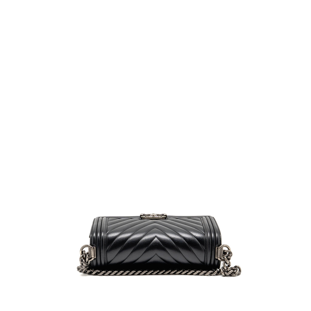 chanel-chevron-medium-bag-calfskin-black-ruthenium-shw