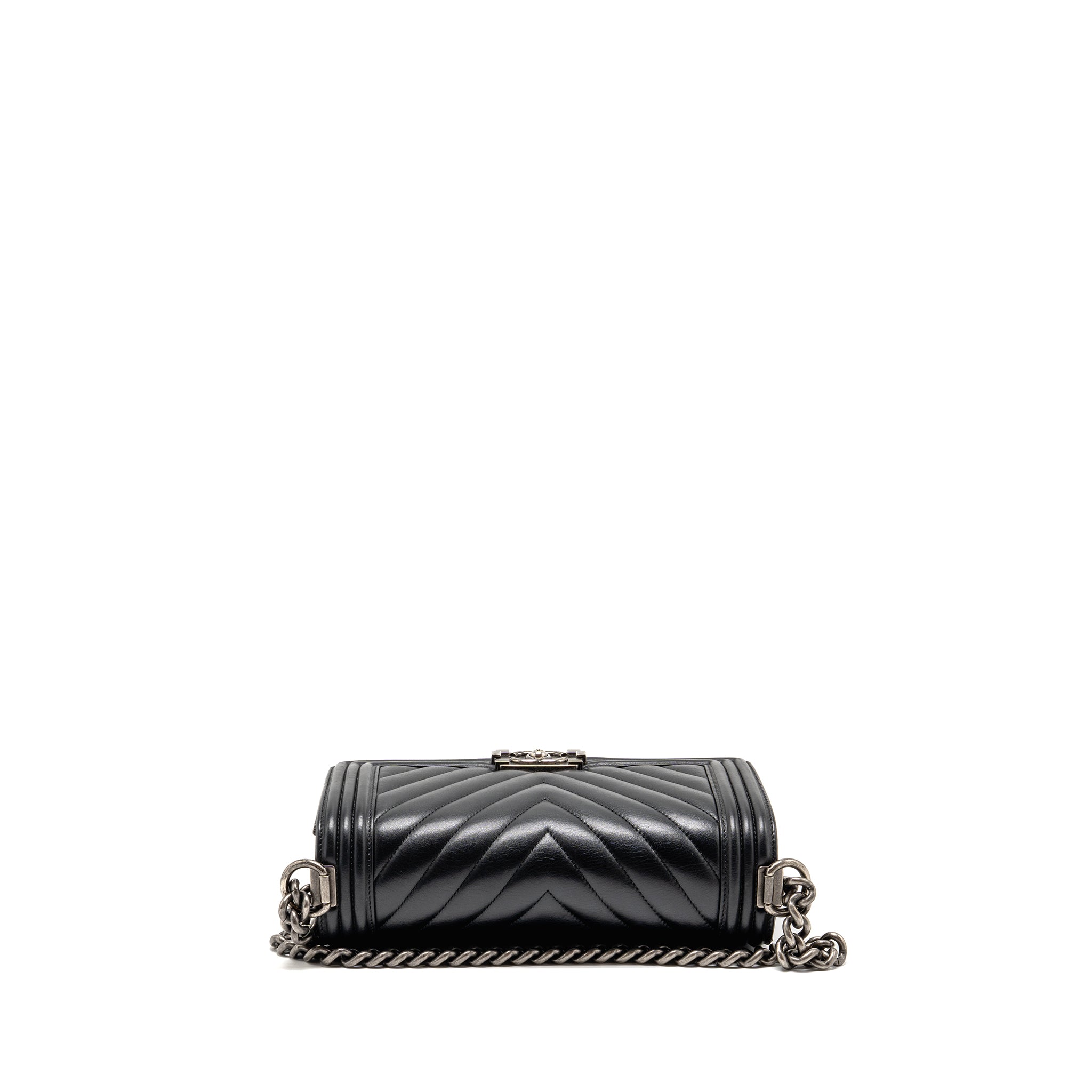 chanel-chevron-medium-bag-calfskin-black-ruthenium-shw