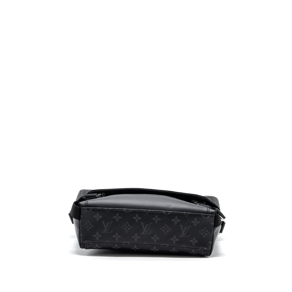 louis-vuitton-messenger-pm-voyoger-monogram-eclipse-canvas-shw
