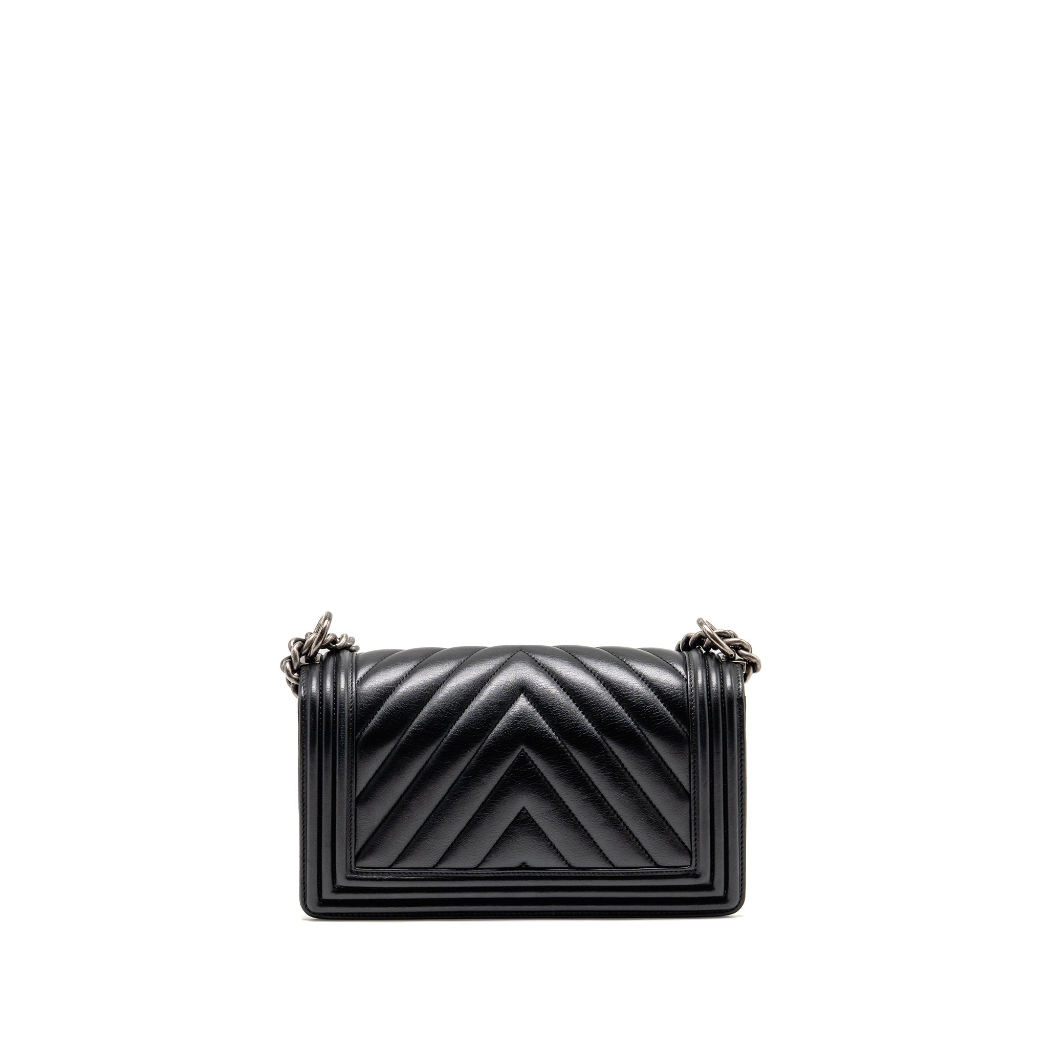 chanel-chevron-medium-bag-calfskin-black-ruthenium-shw