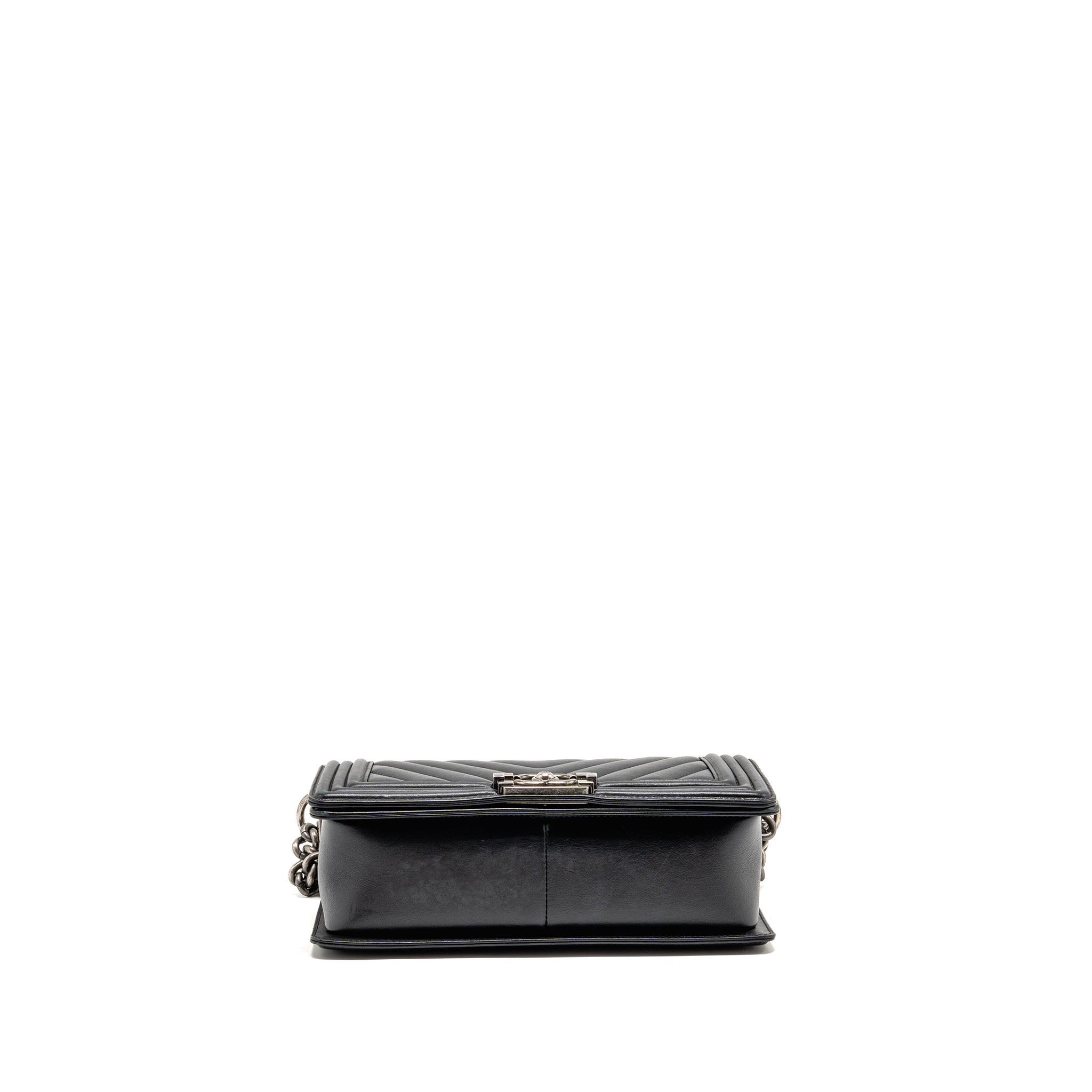chanel-chevron-medium-bag-calfskin-black-ruthenium-shw