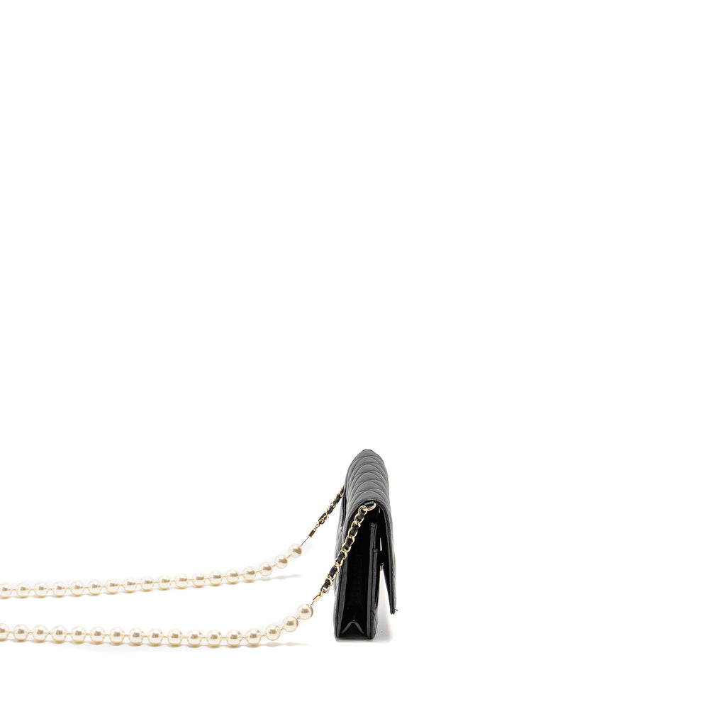 chanel-wallet-on-chain-with-pearl-chain-lambskin-black-lghwmicrochip