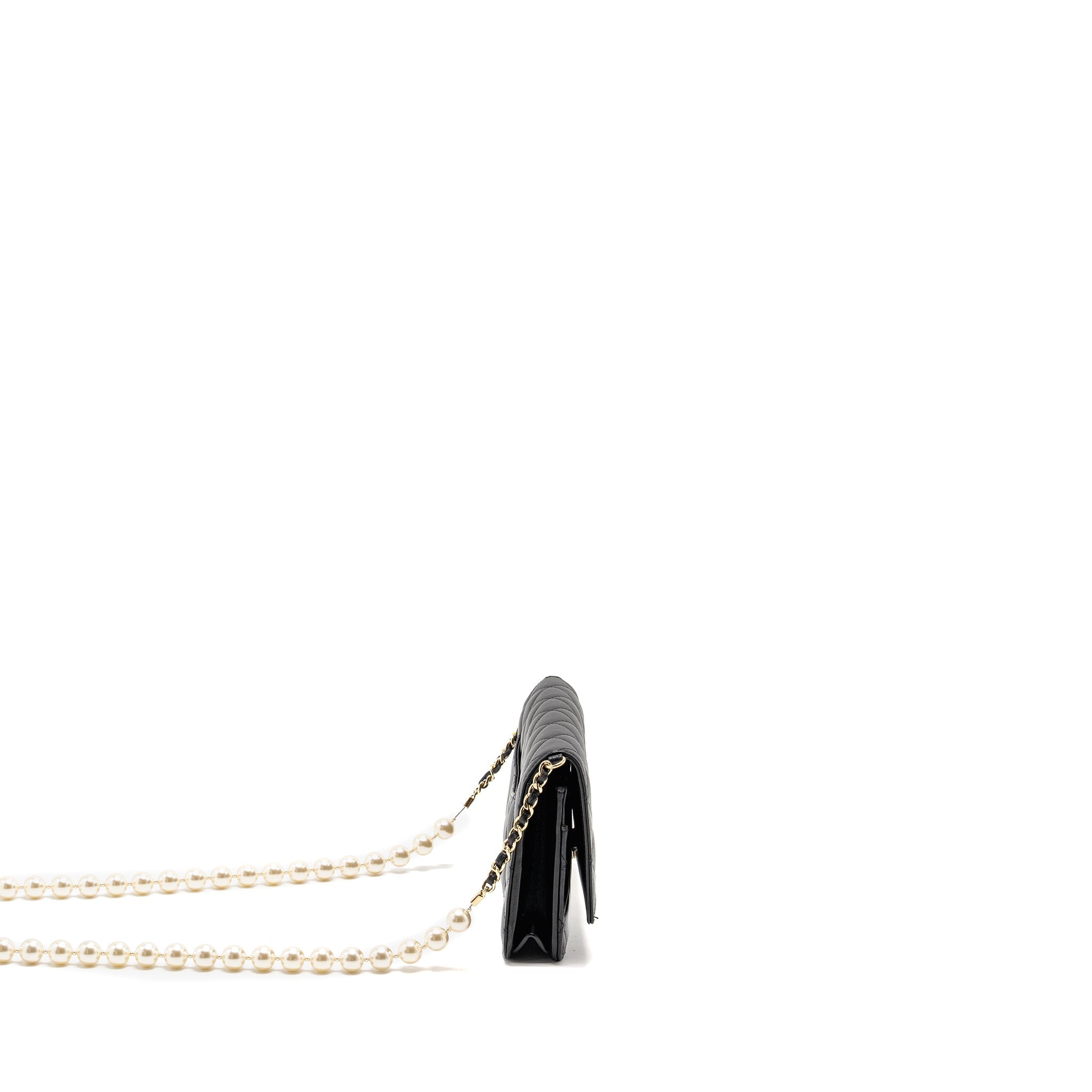 chanel-wallet-on-chain-with-pearl-chain-lambskin-black-lghwmicrochip