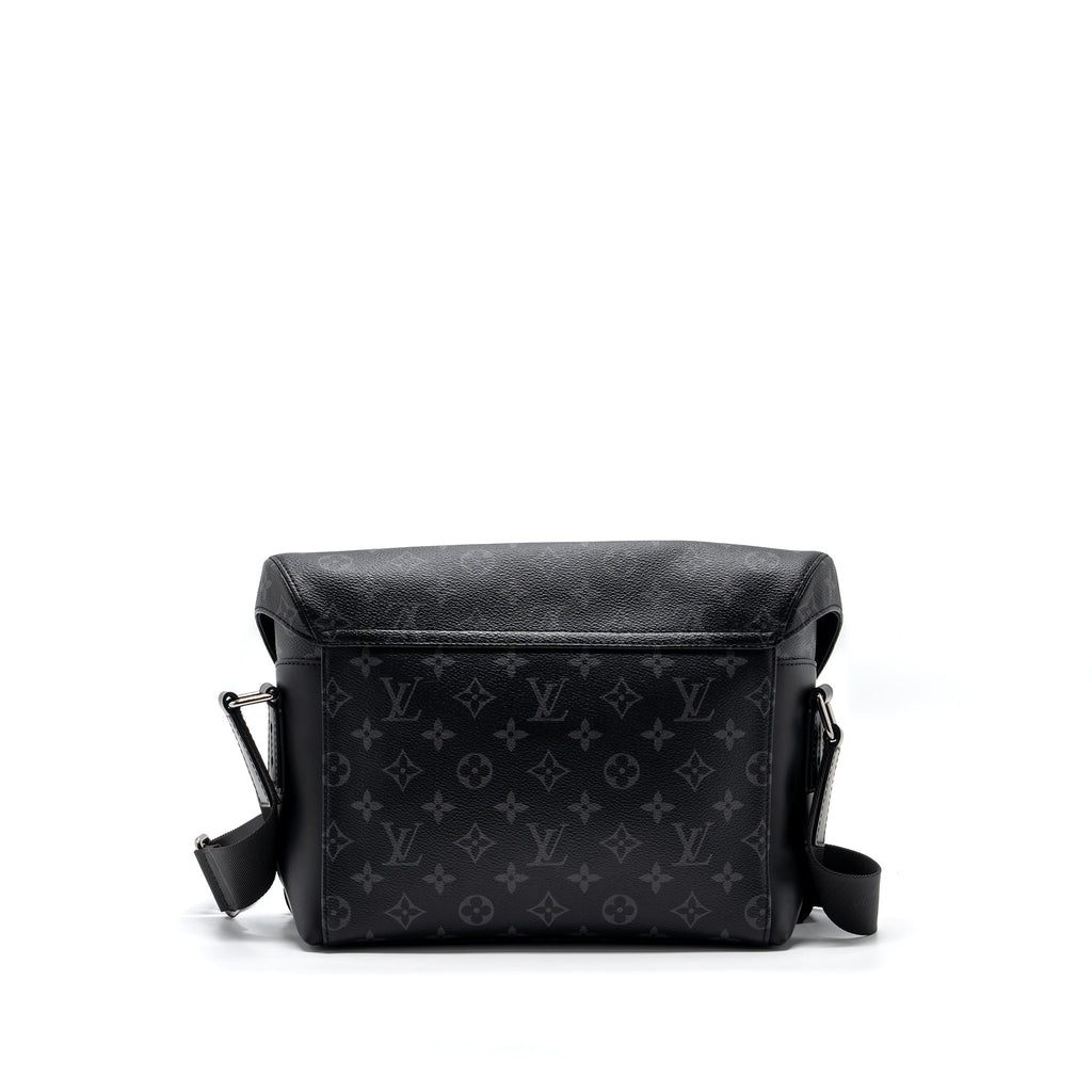 louis-vuitton-messenger-pm-voyoger-monogram-eclipse-canvas-shw