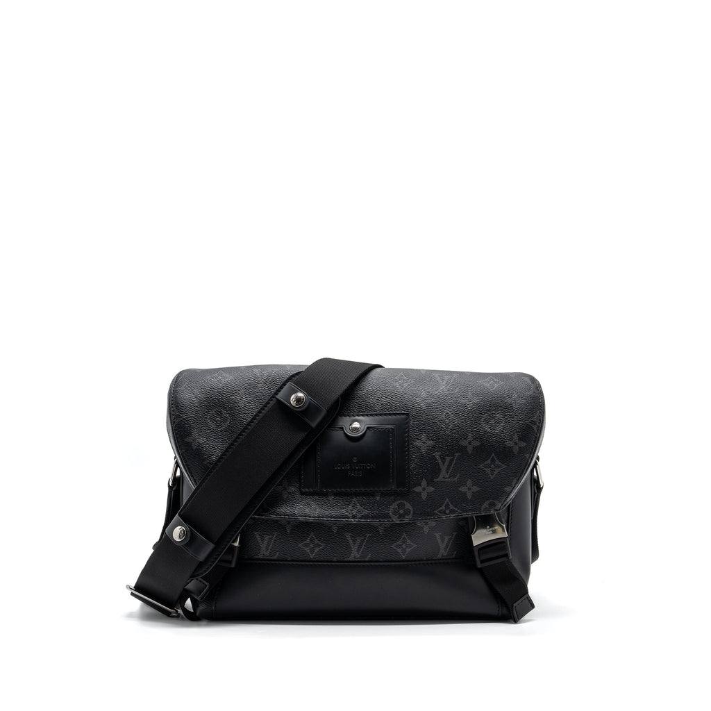 louis-vuitton-messenger-pm-voyoger-monogram-eclipse-canvas-shw