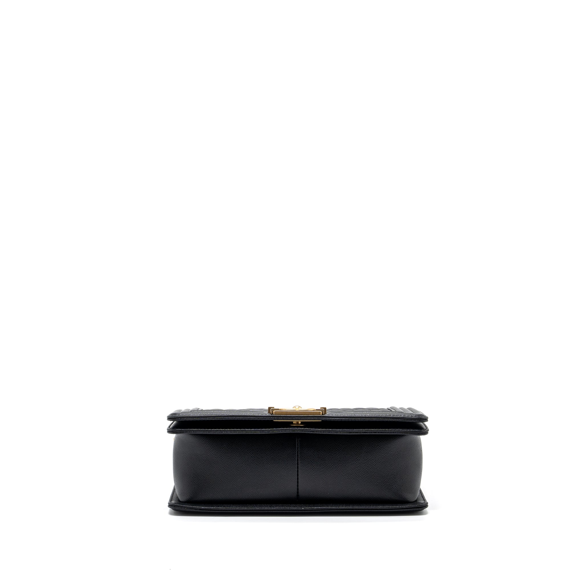 chanel-medium-boy-bag-lambskin-green-ghw