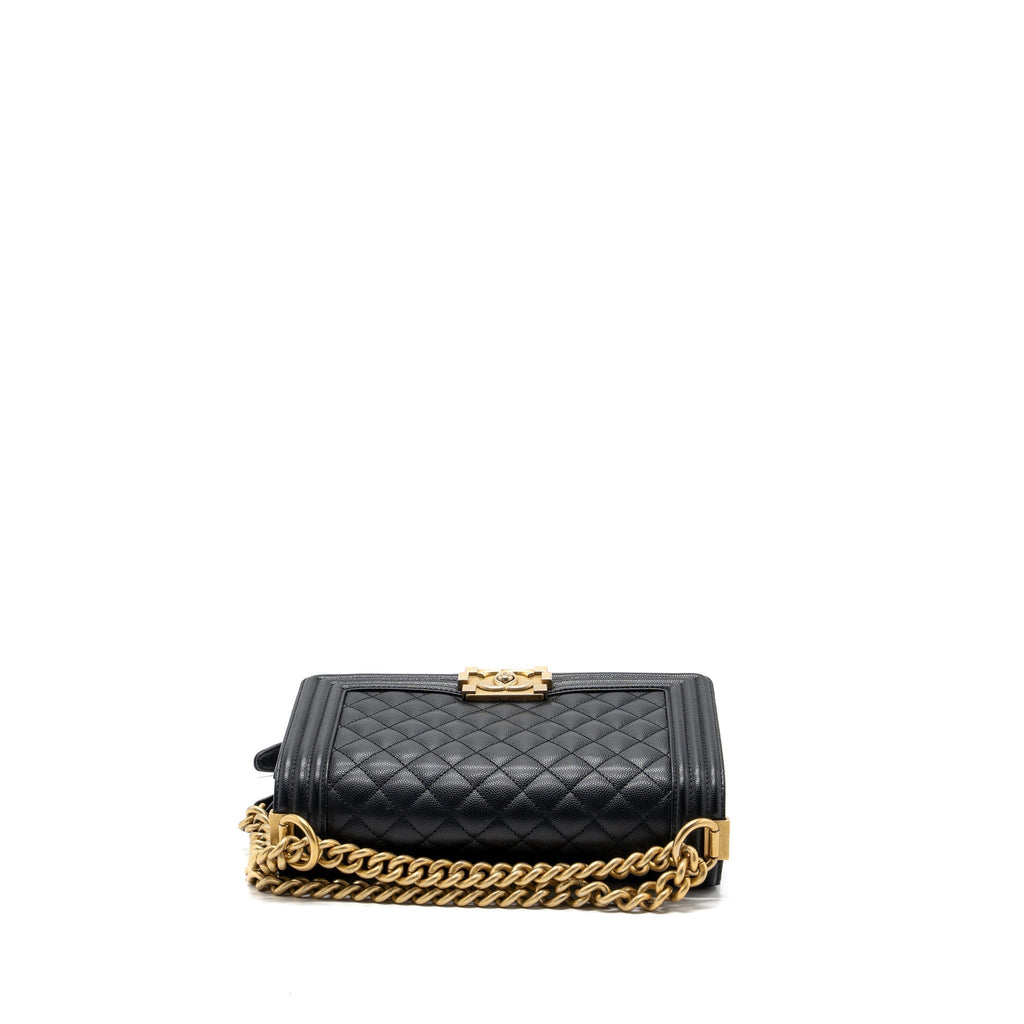 chanel-medium-boy-bag-lambskin-green-ghw