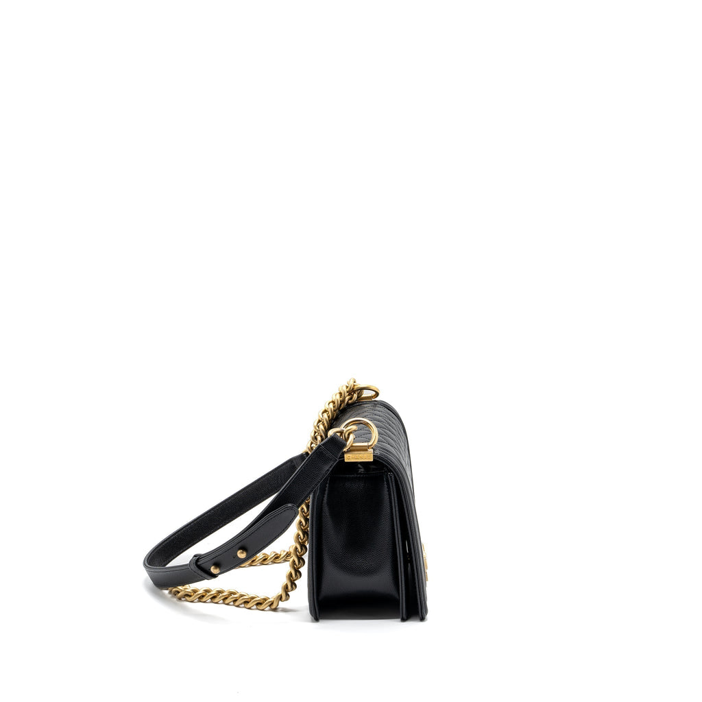 chanel-medium-boy-bag-lambskin-green-ghw
