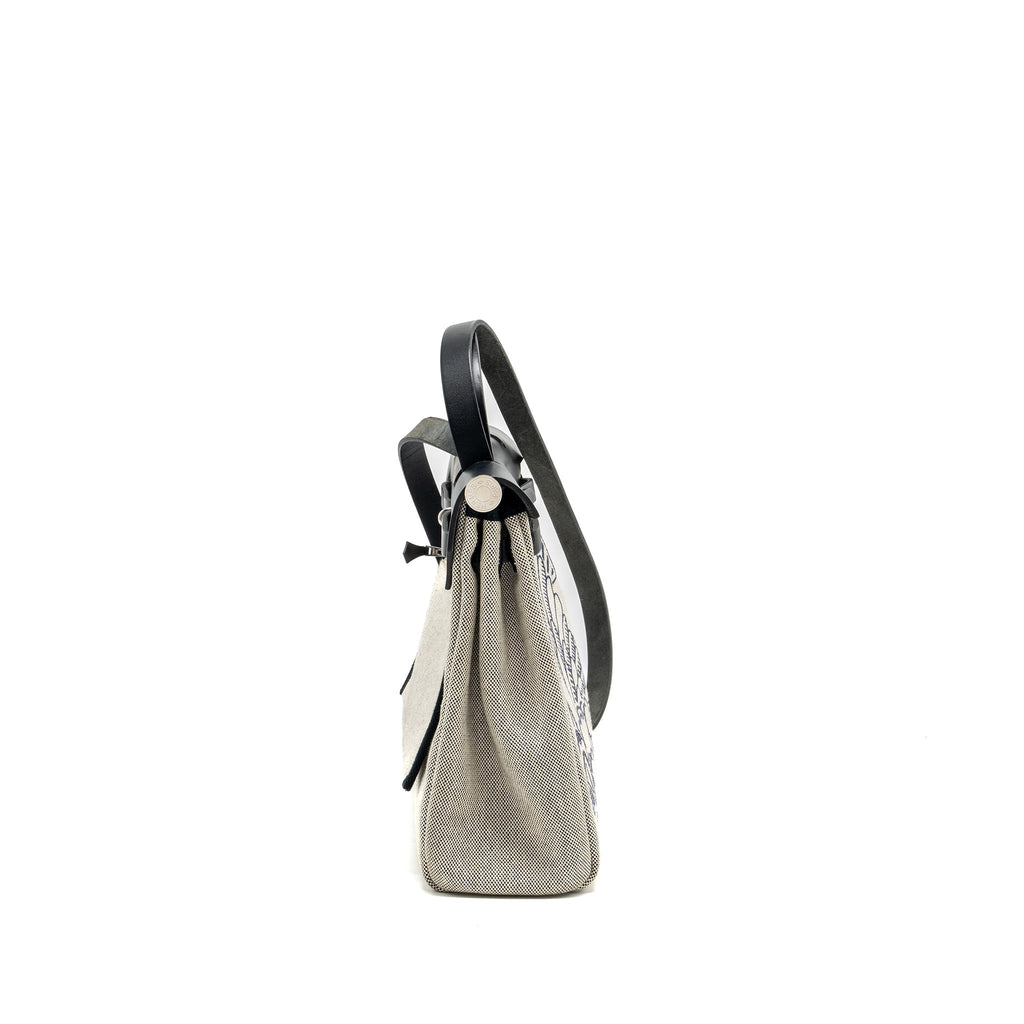 hermes-herbag-31-zip-bag-canvas-hunter-leather-bleu-indigo-ecru-noir-noir-shw-stamp-d