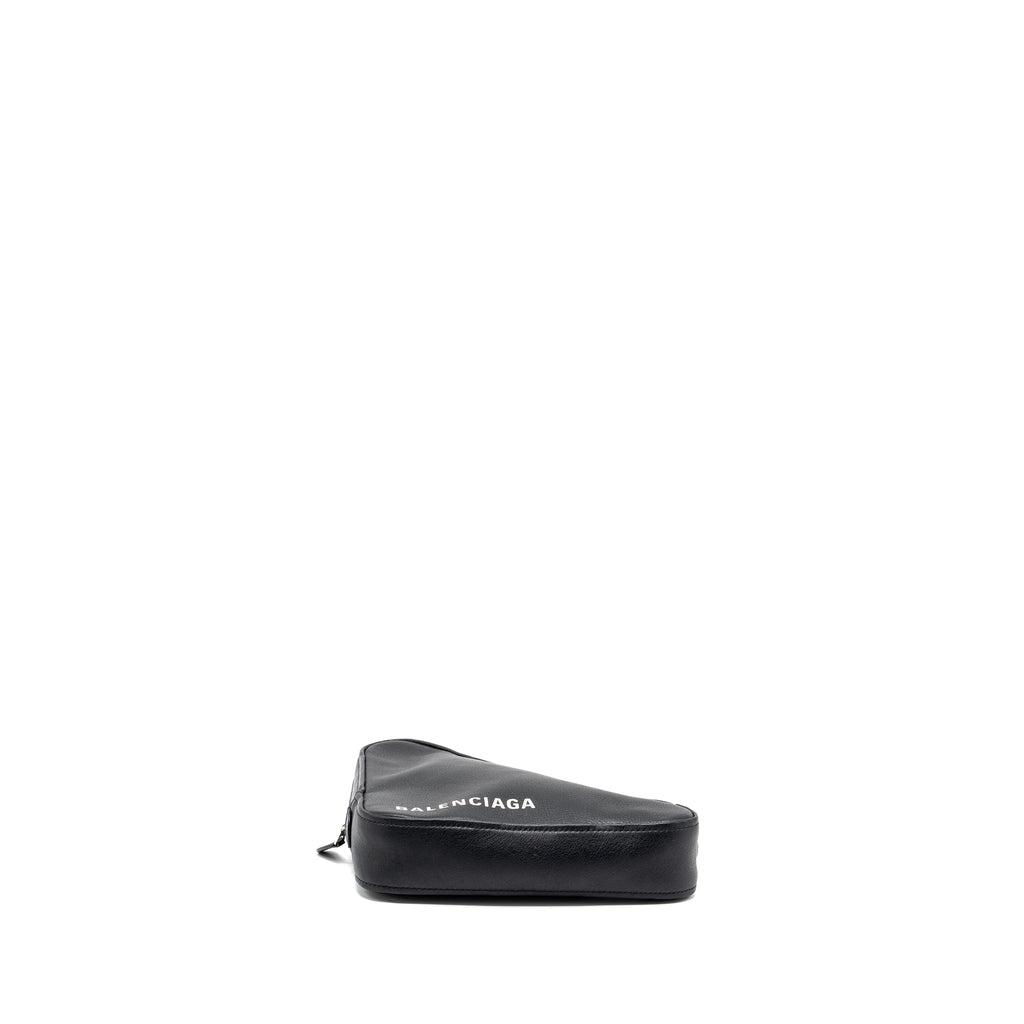 balenciaga-triangle-zip-clutch-calfskin-black-shw