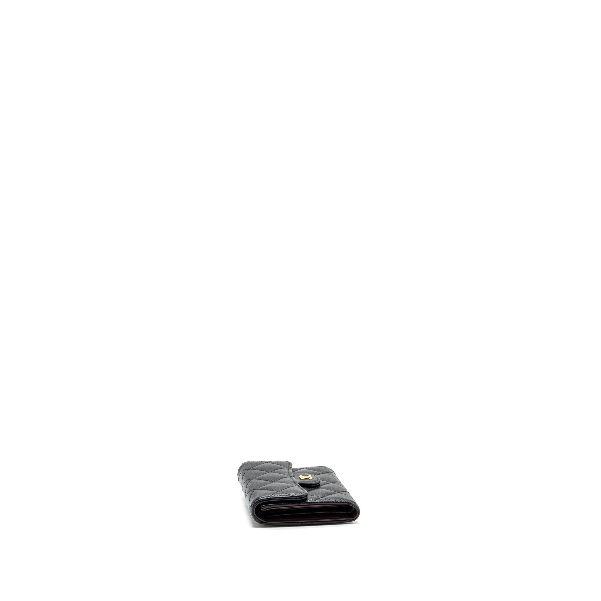chanel-classic-compact-wallet-caviar-black-ghwmicrochip