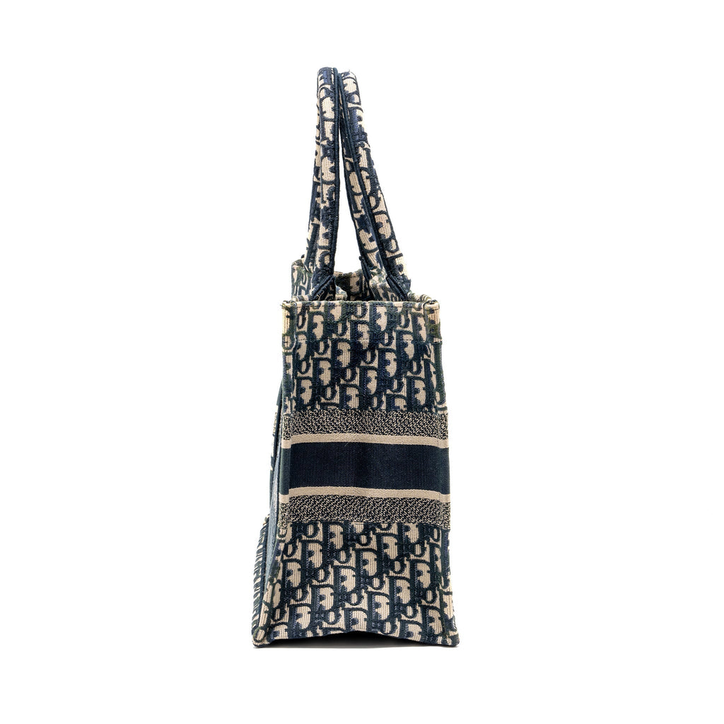 dior-medium-book-tote-dior-oblique-embroidery-blue-1