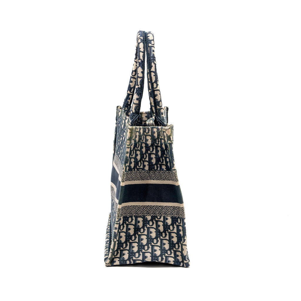 dior-medium-book-tote-dior-oblique-embroidery-blue-1