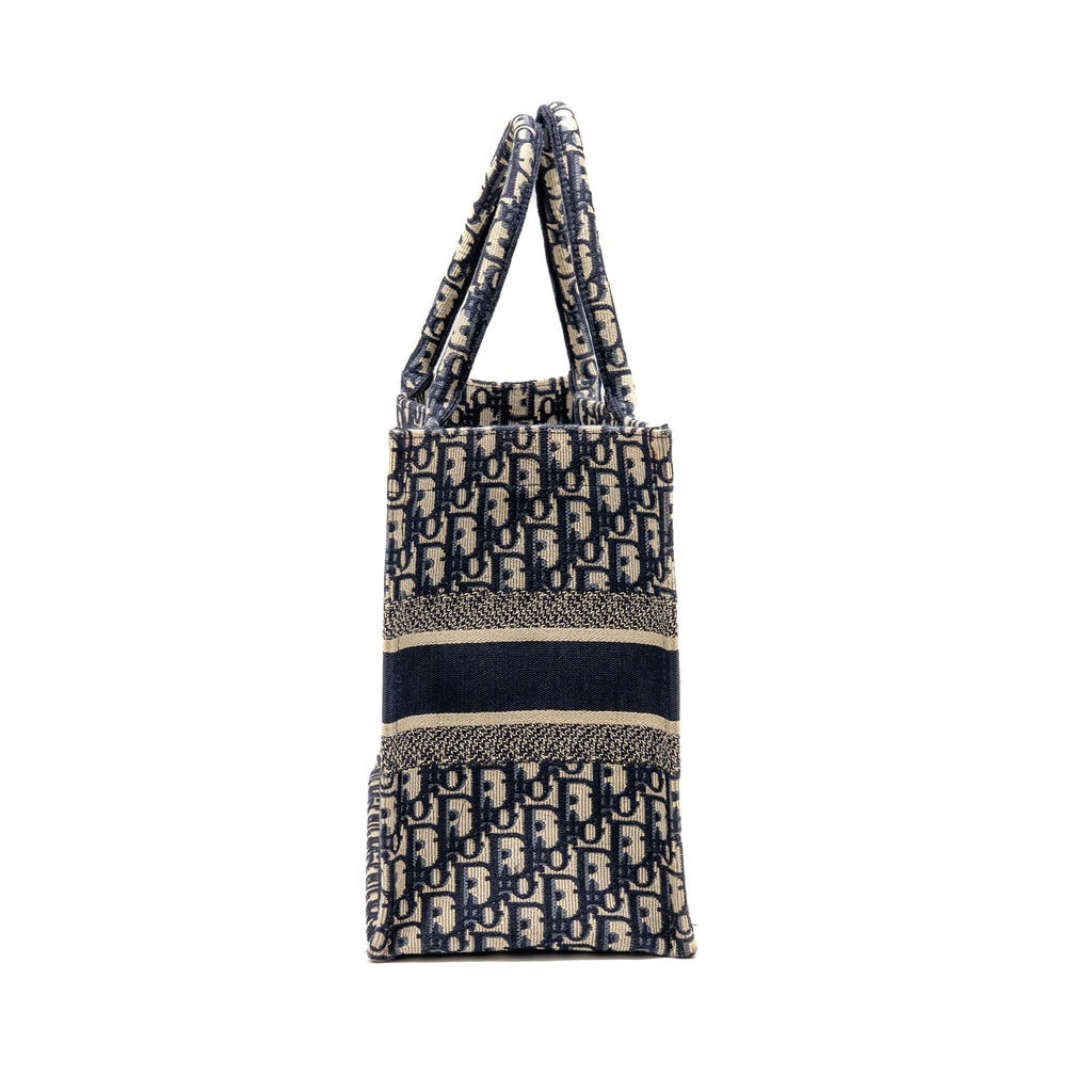 dior-medium-book-tote-oblique-embroidery-ecru-blue