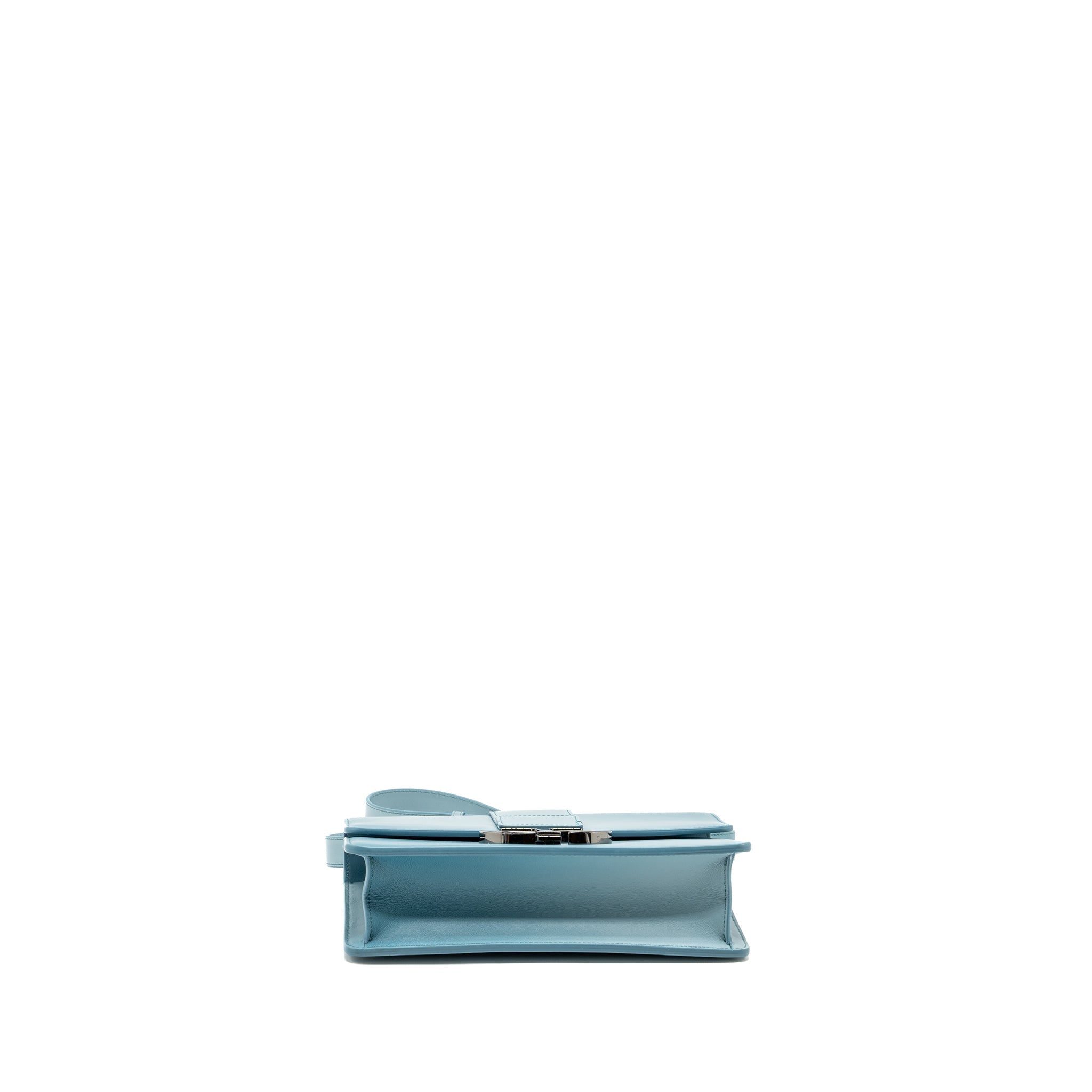 dior-30-montaigne-medium-flap-bag-calfskin-gradient-blue-with-black-hardware-copy